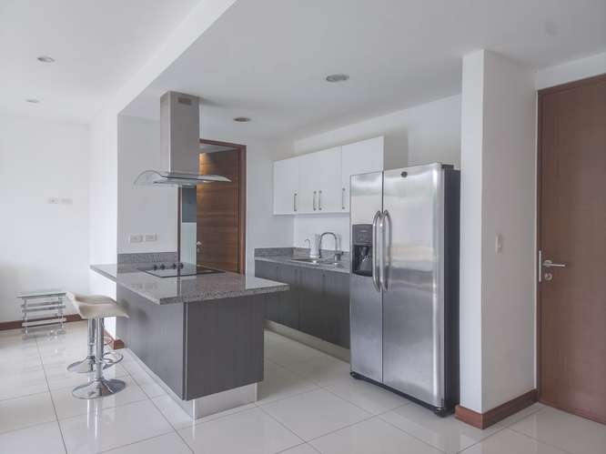Apartamento DE LUJO  Escazu  2 HAB con JARDIN - Imagen 2