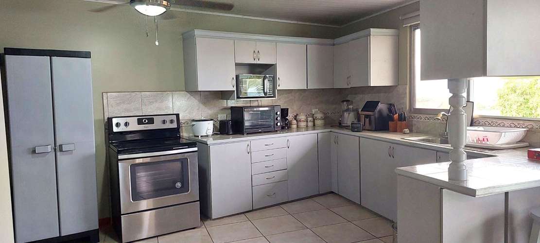 Santa Ana | Apartamento amoblado de 2 habitaciones y 2 parqueos – $1.100