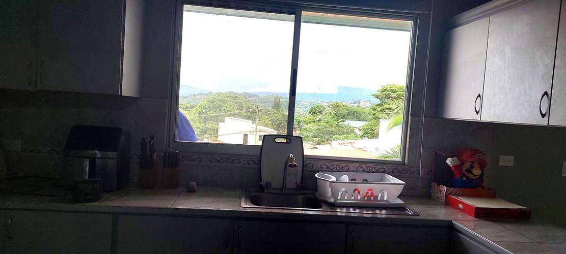 Santa Ana | Apartamento amoblado de 2 habitaciones y 2 parqueos – $1.100