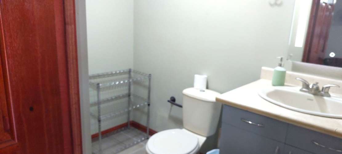 Santa Ana | Apartamento amoblado de 2 habitaciones y 2 parqueos – $1.100