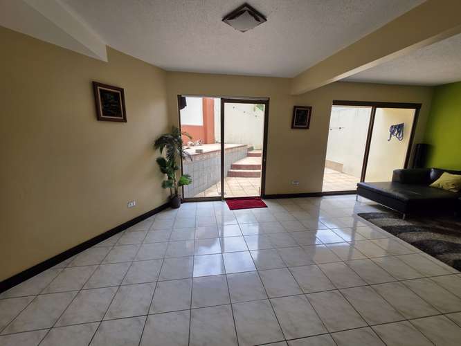 Venta de Casa + Apartamento Esquinera en Sabanilla Montes de Oca - Imagen 2