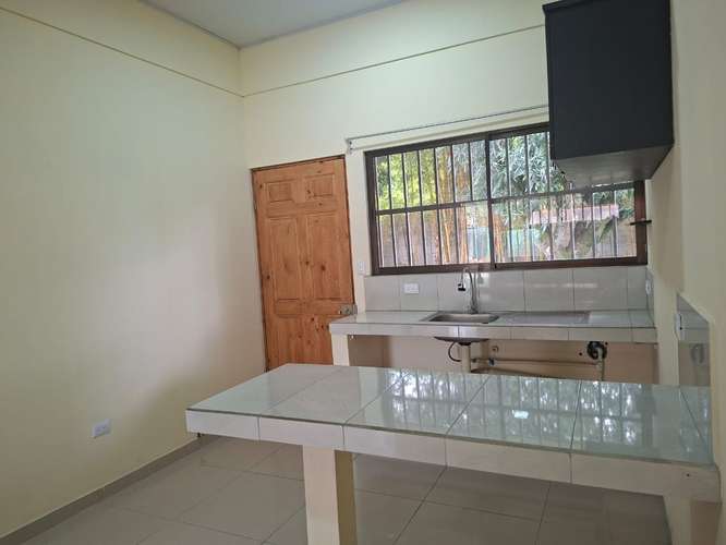 Linda casa de 2 cuartos en la garita de Alajuela. Luz y agua incluida