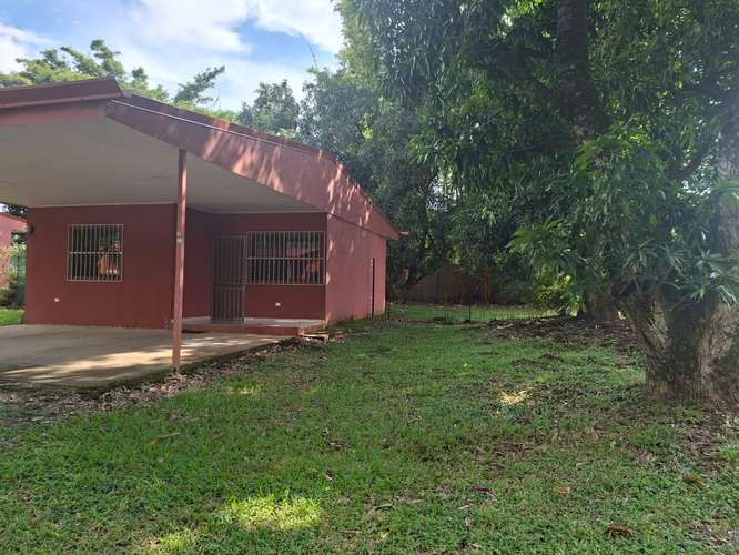 Linda casa de 2 cuartos en la garita de Alajuela. Luz y agua incluida