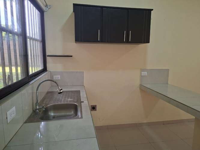Linda casa de 2 cuartos en la garita de Alajuela. Luz y agua incluida