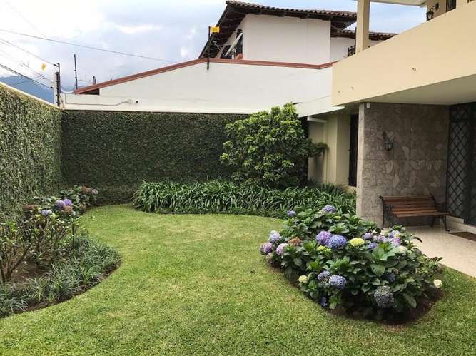 Casa en venta por dueño en Los Anonos, Escazú | 555 m² de terreno y amplios jardines - Imagen 3