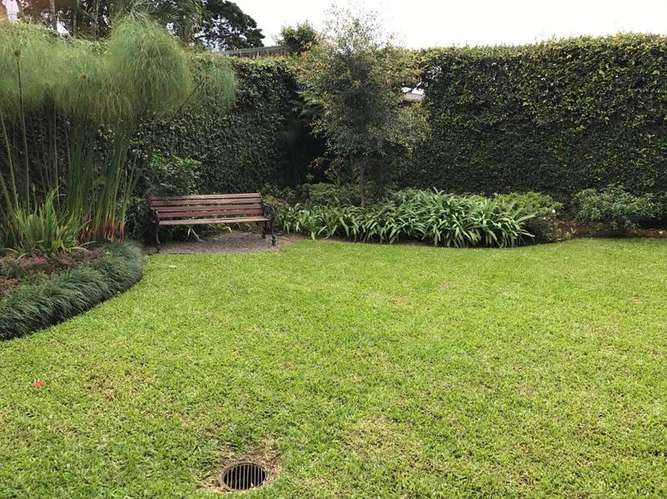 Casa en venta por dueño en Los Anonos, Escazú | 555 m² de terreno y amplios jardines - Imagen 6