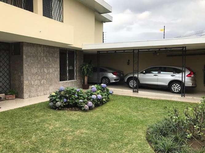Casa en venta por dueño en Los Anonos, Escazú | 555 m² de terreno y amplios jardines - Imagen 14