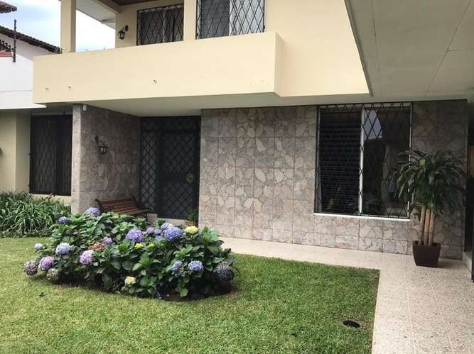Casa en venta por dueño en Los Anonos, Escazú | 555 m² de terreno y amplios jardines - Imagen 2