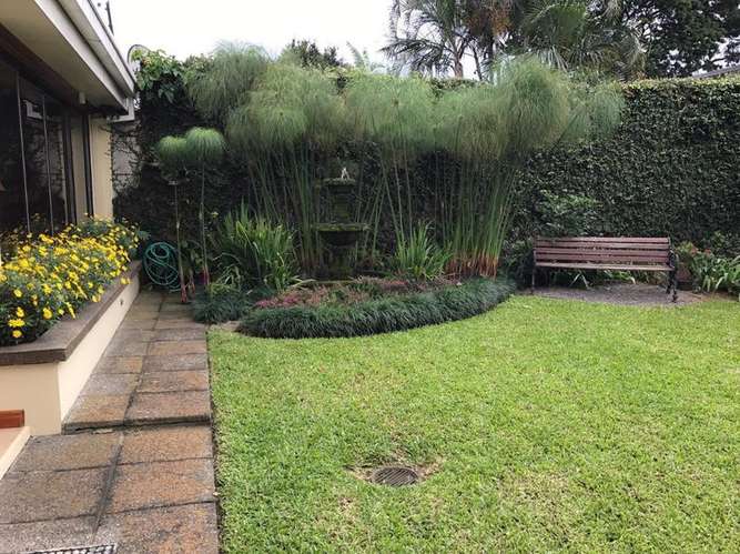 Casa en venta por dueño en Los Anonos, Escazú | 555 m² de terreno y amplios jardines - Imagen 7