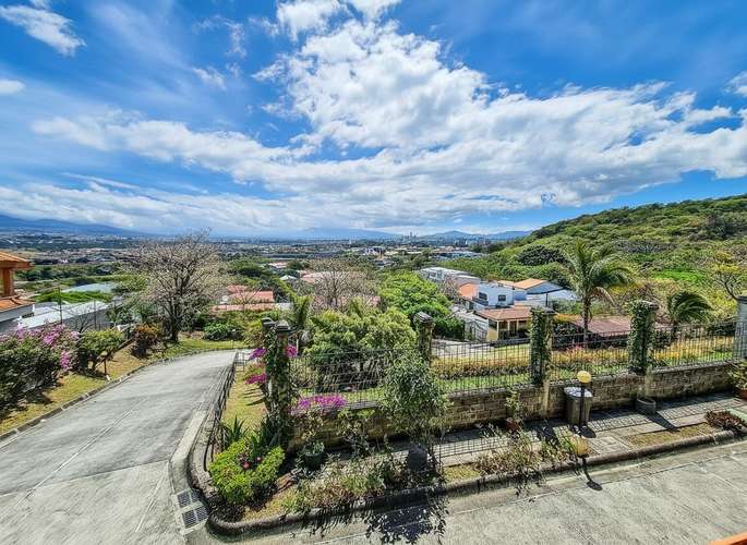 Condo de 350 m2 con full vistas / terraza y línea blanca en Guachipelín Escazú - Imagen 2