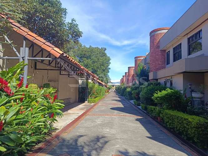 Venta de casa con 3 parqueos en condominio en la Riviera de Belen 