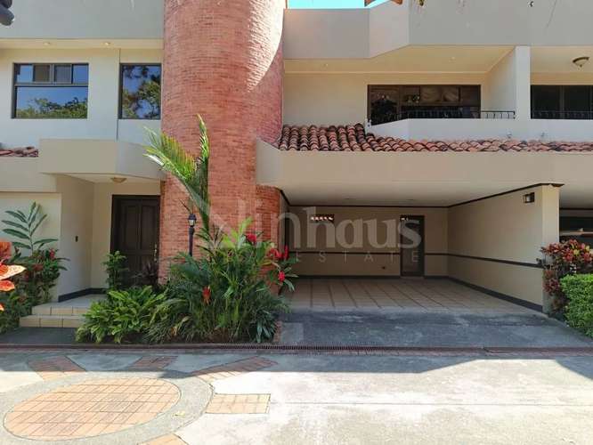 Venta de casa con 3 parqueos en condominio en la Riviera de Belen  - Imagen 2