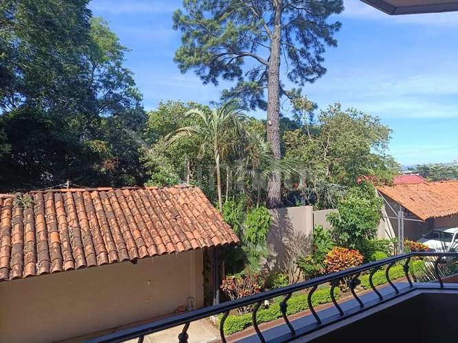 Venta de casa con 3 parqueos en condominio en la Riviera de Belen  - Imagen 8