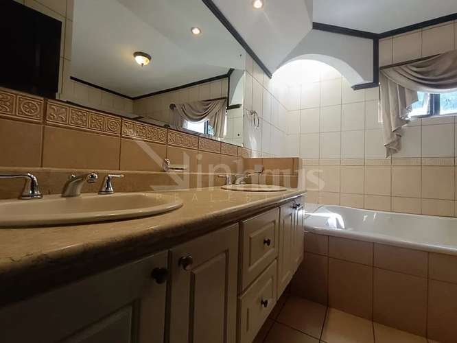 Venta de casa con 3 parqueos en condominio en la Riviera de Belen  - Imagen 10