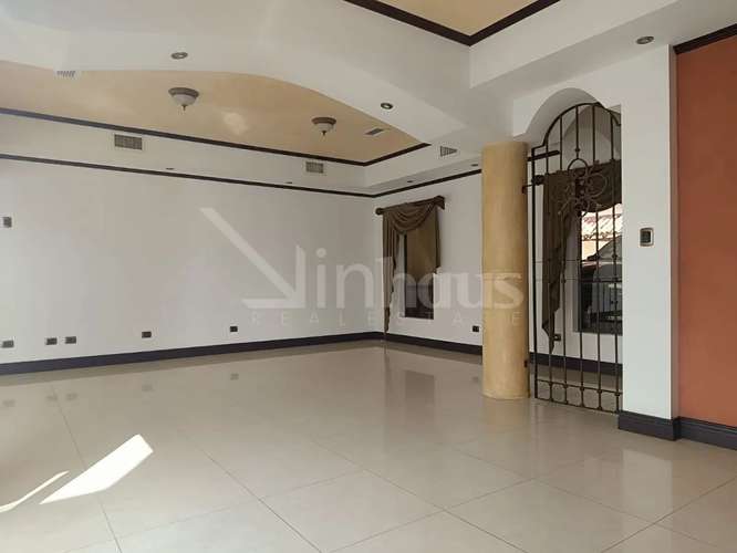 Venta de casa con 3 parqueos en condominio en la Riviera de Belen  - Imagen 5
