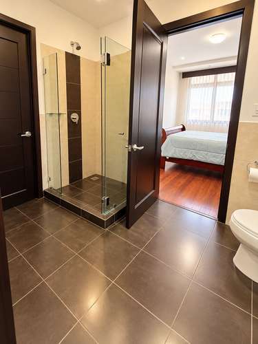 APARTAMENTO AMUEBLADO EN ALQUILER SANTA ANA CENTRO | ÚLTIMO PISO | 2 PARQUEOS + BODEGA - Imagen 13