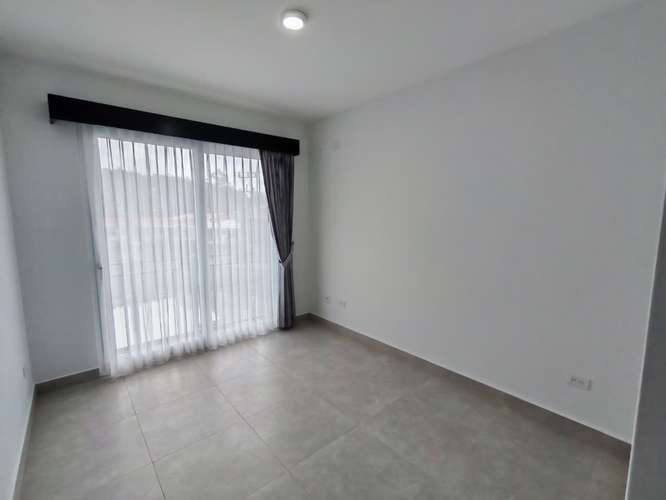 Se alquila apartamento en Rohrmoser. Cerca del Colegio Británico. Con línea blanca o vacío.