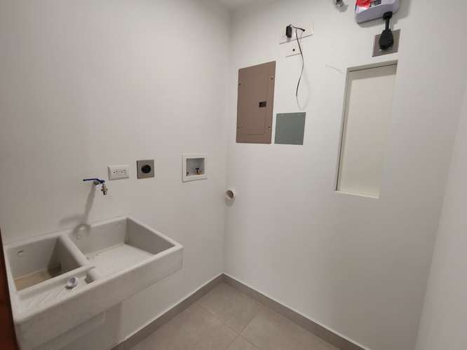 Se alquila apartamento en Rohrmoser. Cerca del Colegio Británico. Con línea blanca o vacío.