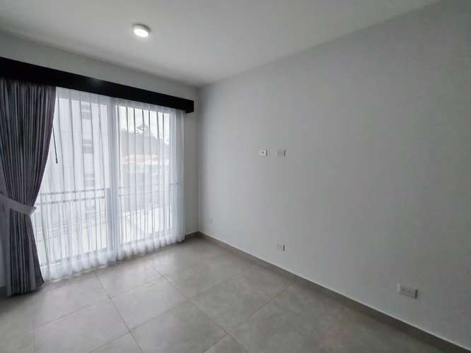 Se alquila apartamento en Rohrmoser. Cerca del Colegio Británico. Con línea blanca o vacío.