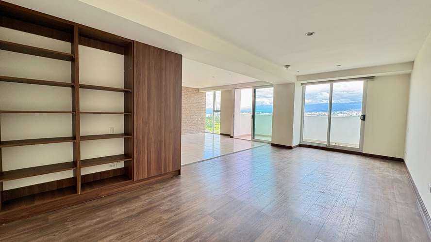 ELEGANTE Y AMPLIO APARTAMENTO CON EXCELENTE VISTA Y UBICACIÓN