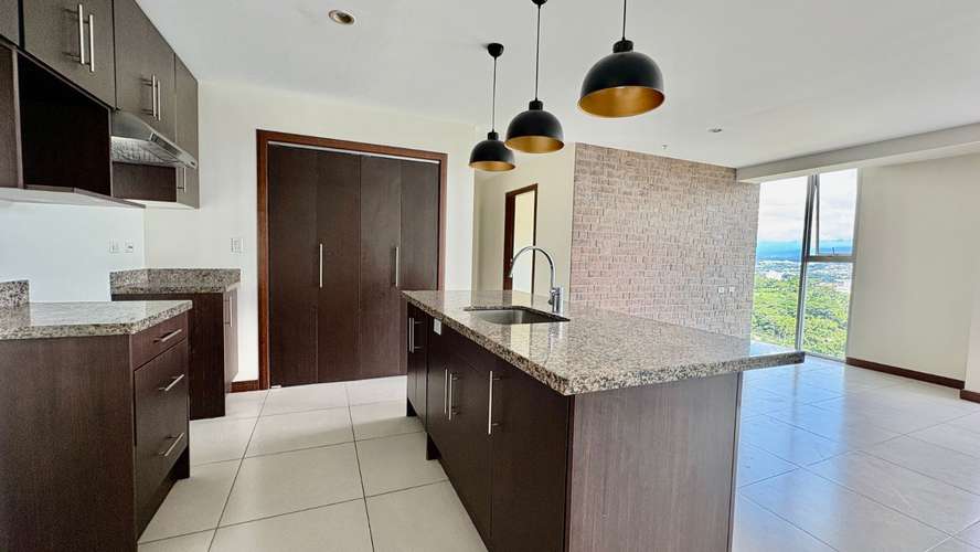 ELEGANTE Y AMPLIO APARTAMENTO CON EXCELENTE VISTA Y UBICACIÓN - Imagen 2