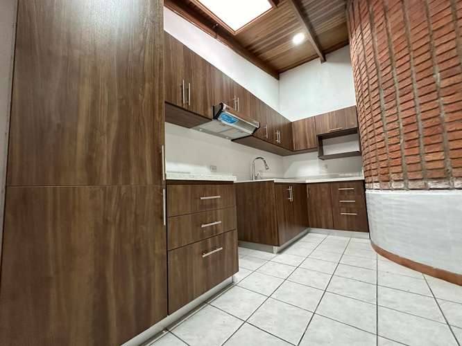  ¡SE ALQUILA AMPLIO APARTAMENTO EN SAN SEBASTIÁN, SAN JOSÉ!  - Imagen 2