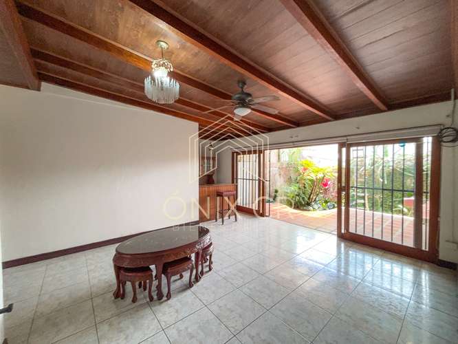 Casa Grande en Rohrmoser Frente a Parque – Perfecta para Familia u Oficina – 900,000