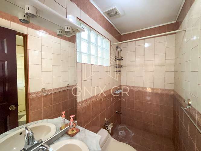 Casa Grande en Rohrmoser Frente a Parque – Perfecta para Familia u Oficina – 900,000 - Imagen 13