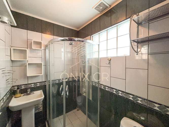 Casa Grande en Rohrmoser Frente a Parque – Perfecta para Familia u Oficina – 900,000 - Imagen 11