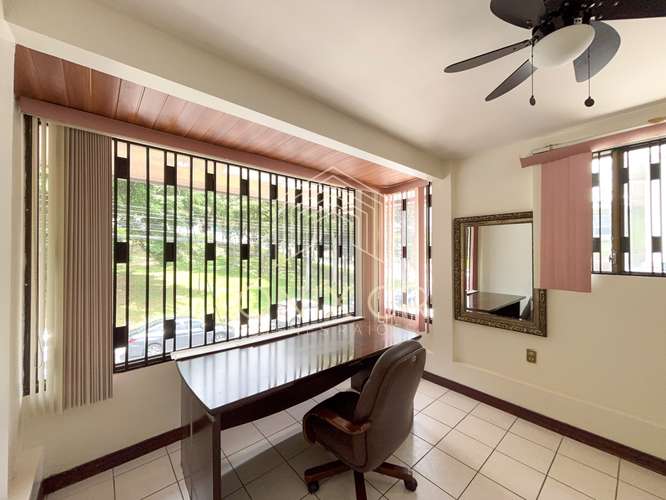 Casa Grande en Rohrmoser Frente a Parque – Perfecta para Familia u Oficina – 900,000 - Imagen 17