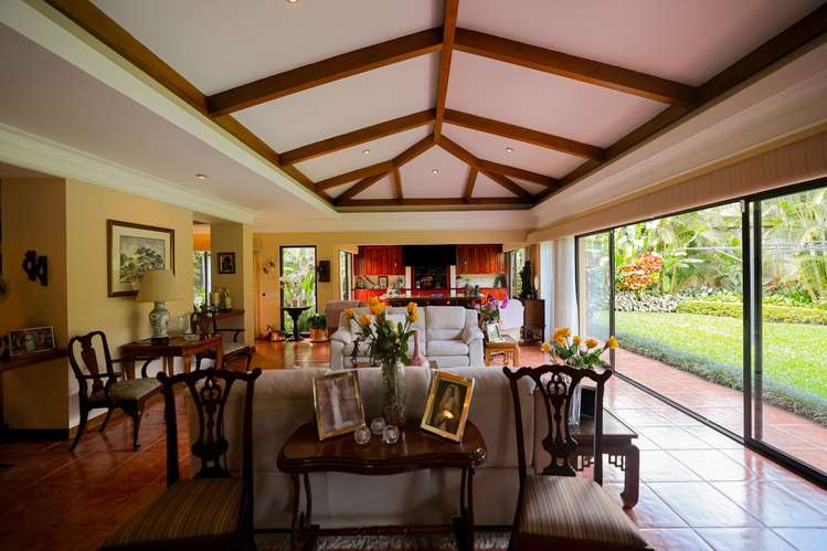 Venta de Casa de Lujo en Ayarco: 1.400m² Terreno, 4 Suites y 9 Parqueos - Imagen 7