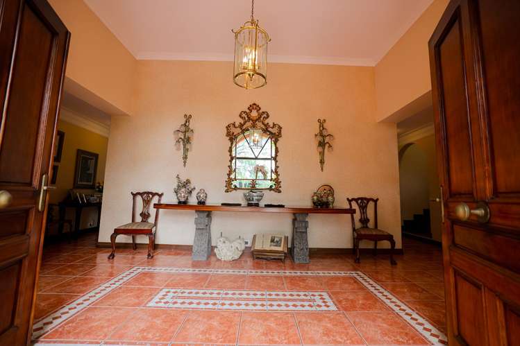 Venta de Casa de Lujo en Ayarco: 1.400m² Terreno, 4 Suites y 9 Parqueos - Imagen 2