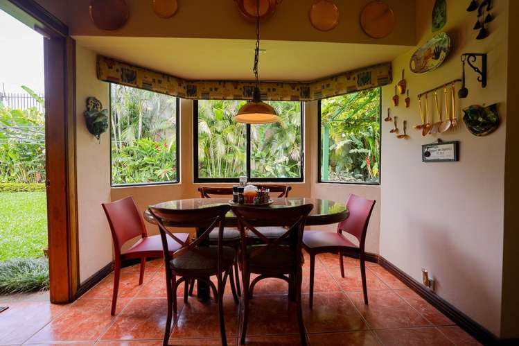 Venta de Casa de Lujo en Ayarco: 1.400m² Terreno, 4 Suites y 9 Parqueos - Imagen 13