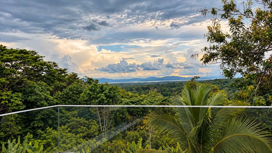 Casa de Lujo Amueblada en Alquiler en Puntarenas | Vista al Océano, Piscina Privada y Naturaleza