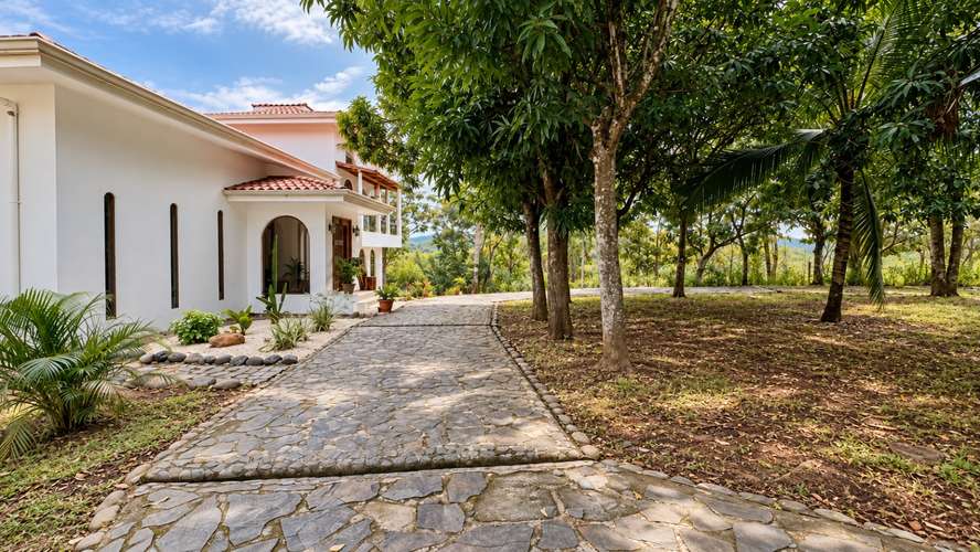 Casa de Lujo Amueblada en Alquiler en Puntarenas | Vista al Océano, Piscina Privada y Naturaleza - Imagen 16