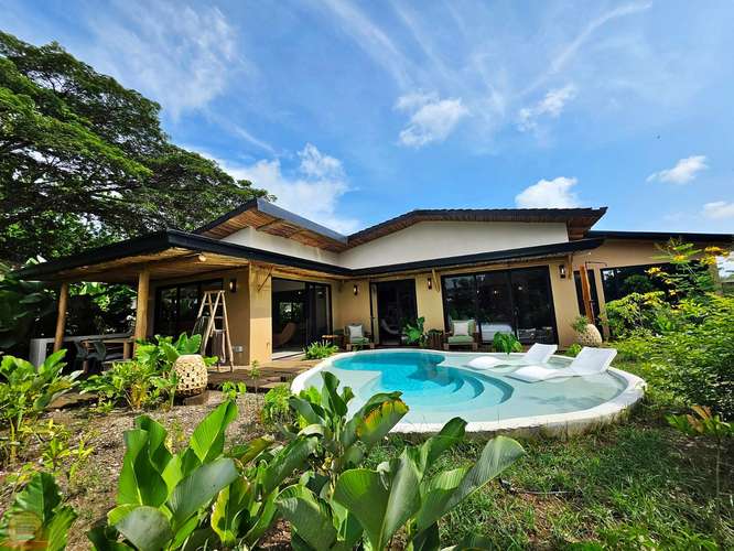Casa de Lujo para estrenar en Místico Playa Hermosa | Piscina Privada y Vistas al Lago