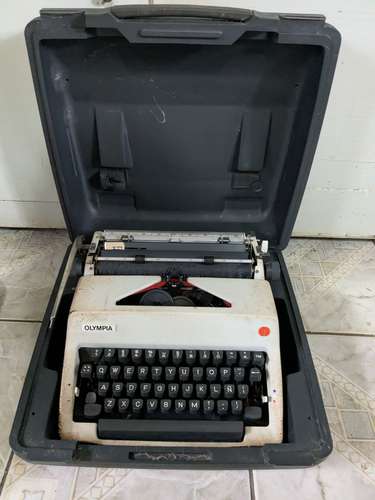 Maquina de escribir antigua