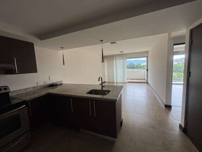 Apartamento en Torre robledal, Uruca. Con línea blanca. 