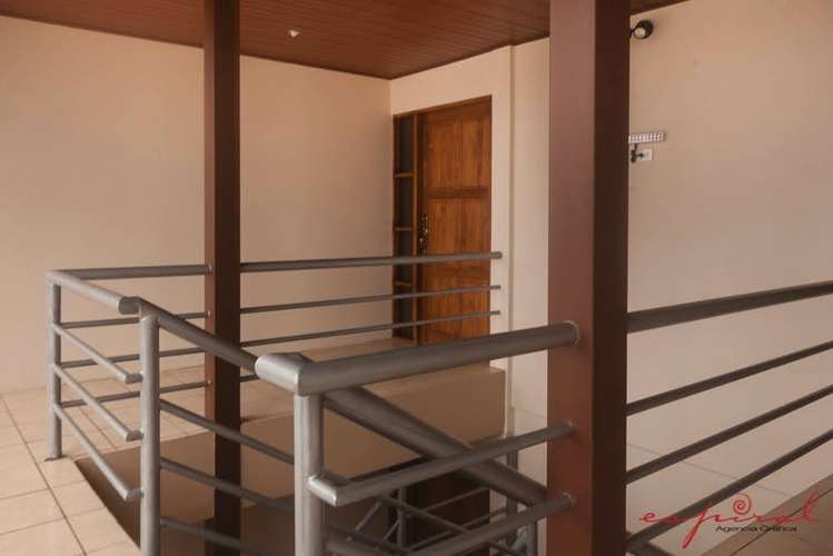 Apartamento, Primer Nivel, 2 habitaciones, sala comedor, cuarto pilas, patio, 1 baño, Cochera techado 1 vehículo - Imagen 5
