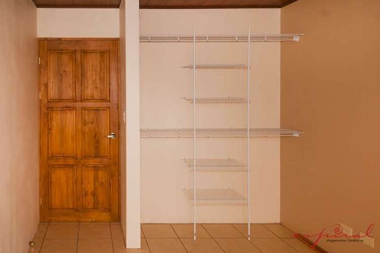 Apartamento, Primer Nivel, 2 habitaciones, sala comedor, cuarto pilas, patio, 1 baño, Cochera techado 1 vehículo - Imagen 6