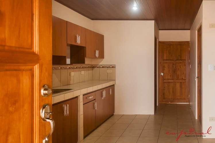 Apartamento, Primer Nivel, 2 habitaciones, sala comedor, cuarto pilas, patio, 1 baño, Cochera techado 1 vehículo - Imagen 2