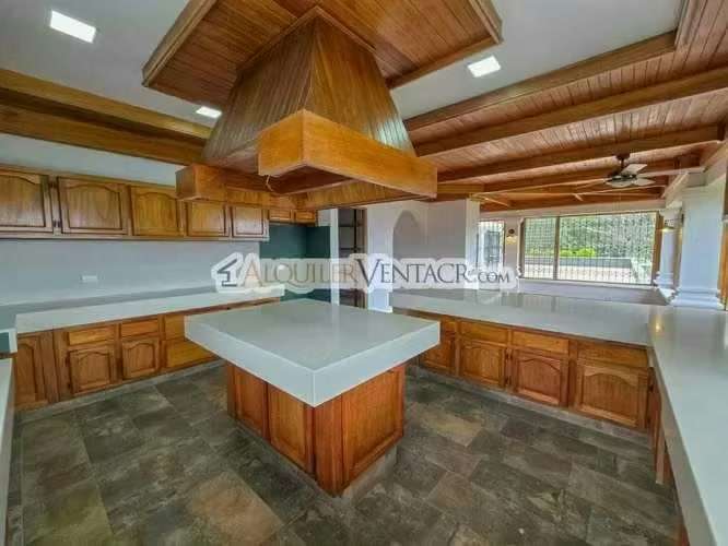 Casa de Un Nivel de 900 m2 y 3.500 m2 de lote con vistas en Escazú - Imagen 4