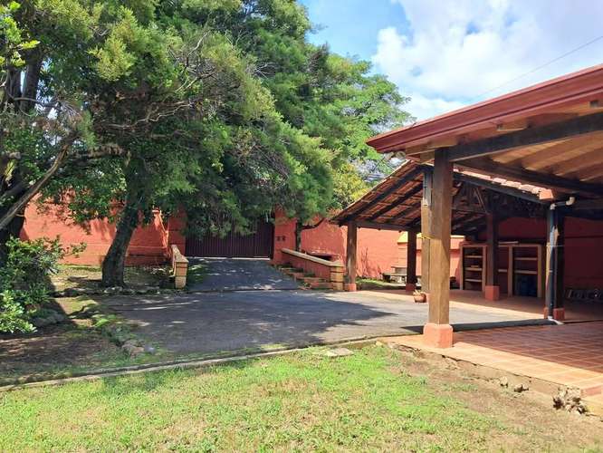 Se alquila Casa Rústica grande, para familia, en Pozos de Santa Ana, excelente ubicación, cerca de Forum 1