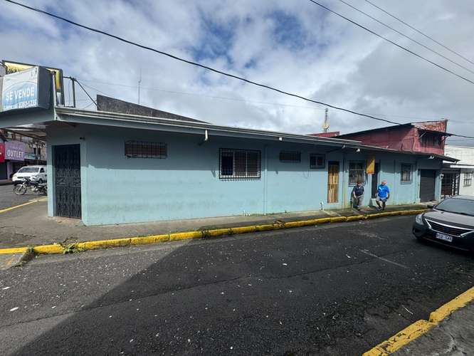 Se vende terreno con negocio comercial - Local esquinero en el centro de Ciudad Quesada