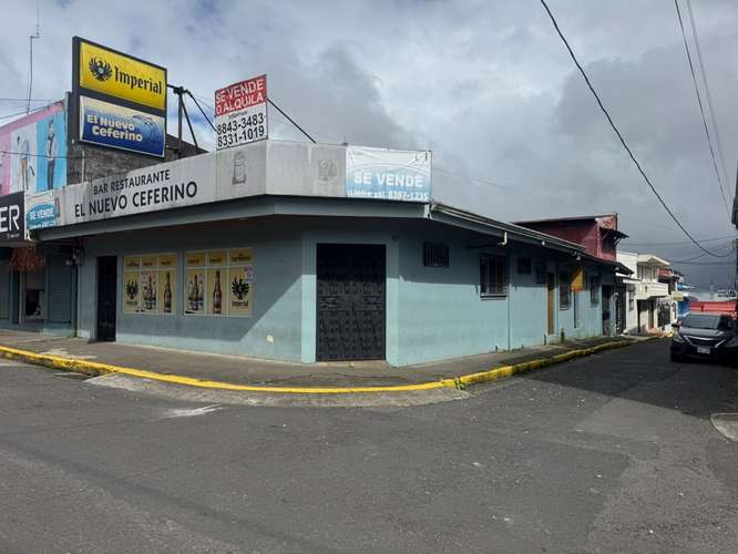 Se vende terreno con negocio comercial - Local esquinero en el centro de Ciudad Quesada