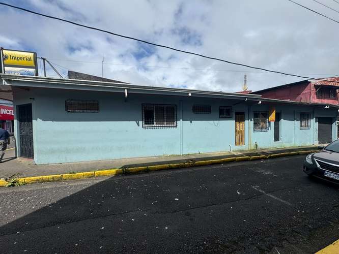 Se vende terreno con negocio comercial - Local esquinero en el centro de Ciudad Quesada