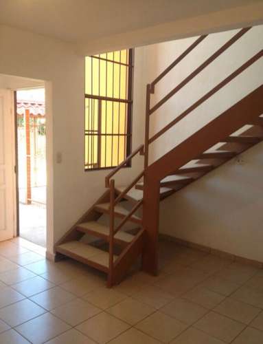 Apartamento construido en cemento en dos plantas  - Imagen 2