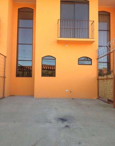 Apartamento construido en cemento en dos plantas 