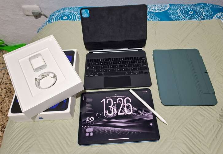 iPad Air 5 11 inch con chip M1 256 GB Wi-Fi + Magic Keyboard + Apple Pencil 2 – Batería 78%, golpes leves, con caja