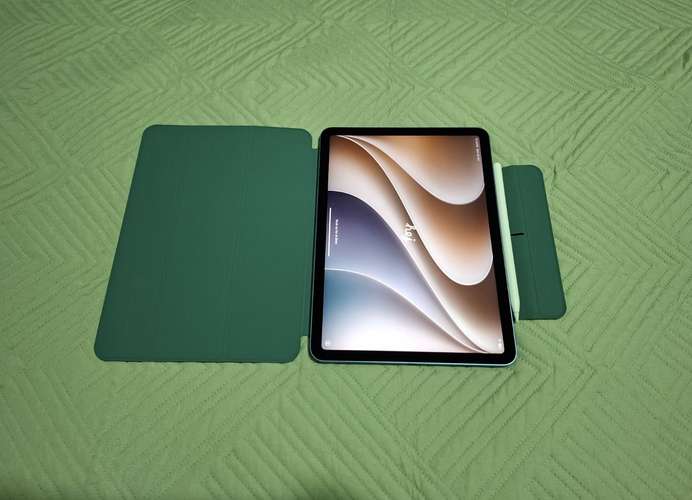 iPad Air 5 11 inch con chip M1 256 GB Wi-Fi + Magic Keyboard + Apple Pencil 2 – Batería 78%, golpes leves, con caja